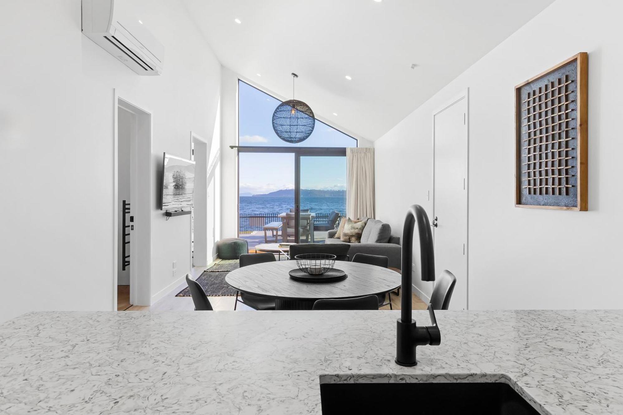 Brand New Lake Front Homes Spa Pool Lago Lago Taupo Esterno foto